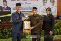 Penyerahan penetapan Keputusan DPRD Kota Mataram tentang Catatan-catatan Strategis DPRD Kota Mataram dalam LKPJ Wali Kota Mataram Akhir T.A 2023 (Foto:Dok.Kominfo Mataram)