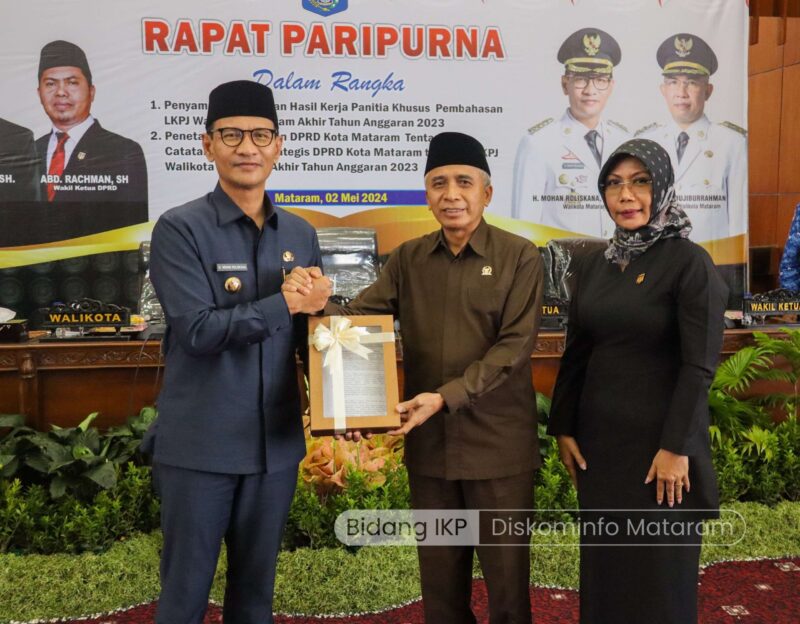 Penyerahan penetapan Keputusan DPRD Kota Mataram tentang Catatan-catatan Strategis DPRD Kota Mataram dalam LKPJ Wali Kota Mataram Akhir T.A 2023 (Foto:Dok.Kominfo Mataram)