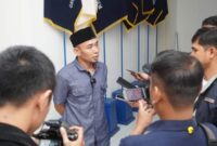 Deddy AZ selaku koordinator Relawan Pemenangan Bang Zul memberikan keterangan pers usai menyerahkan berkas pendaftaran Paslon di Kantor DPW Nasdem NTB, Senin (6/5)