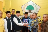 Bakal Calon Bupati dan Wakil Bupati Lombok Timur, H Rumaksi dan Amrul Jihadi (RAMAH) kompak menyerahkan berkas pendaftaran di Partai Golkar