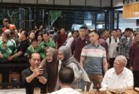 Presiden Jokowi tampak sedang berfoto bersama di salah satu rumah makan di Kota Mataram saat kunker ke NTB