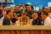 Presiden RI Joko Widodo sedang menikmati makan malam (Foto: Dok. Kominfo mataram)