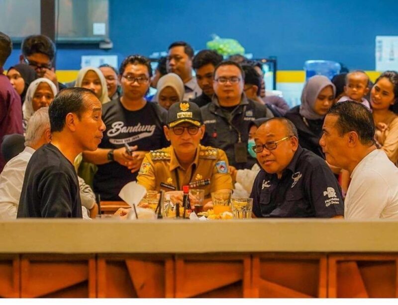 Presiden RI Joko Widodo sedang menikmati makan malam (Foto: Dok. Kominfo mataram)