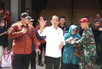 Presiden RI, Ir. H. Joko Widodo saat berkunjung ke Pasar Seketeng. (F