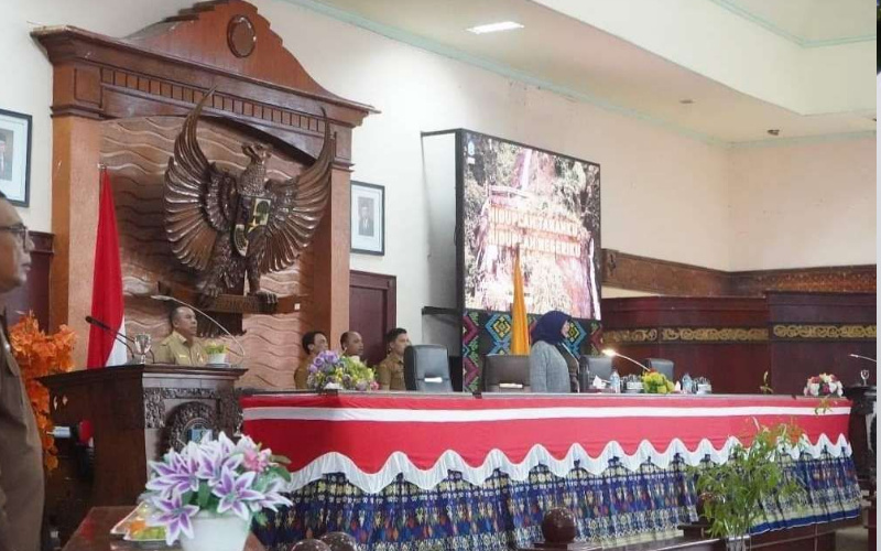 Asisten I (Bidang Pemerintahan dan Kesejahteraan Rakyat) Sekretariat Daerah Provinsi NTB Drs. H. Fathurrahman, M.Si. hadir mewakili Pj. Gubernur NTB dan Ketua DPRD Sementara Hj Baiq Isvie Rupaeda pada saat Rapat Paripurna, Senin (23/9/2024).