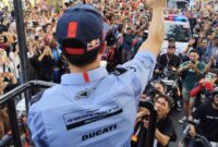 Ribuan warga NTB sambut hangat para Riders MotoGP 2024 di Parade MotoGP yang berlangsung meriah di Jalan Udayana, Mataram.