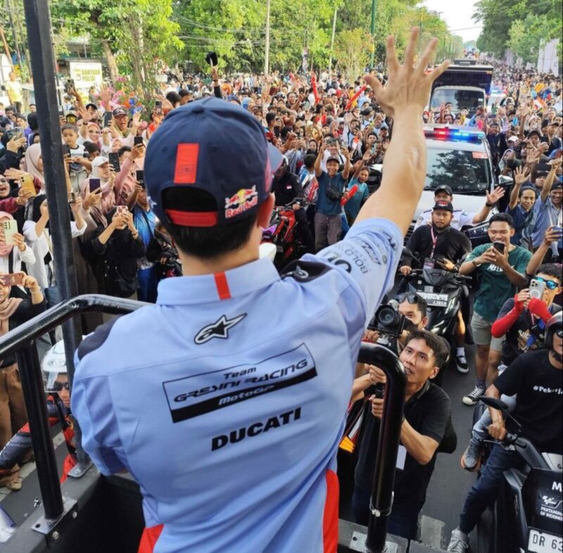 Ribuan warga NTB sambut hangat para Riders MotoGP 2024 di Parade MotoGP yang berlangsung meriah di Jalan Udayana, Mataram.